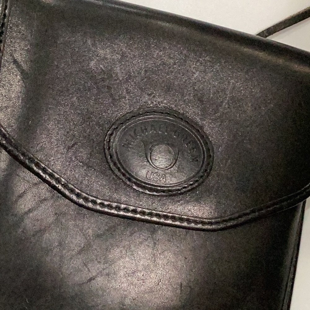 Black Leather Crossbody Bag with Structured Design - Picture 4 of 8